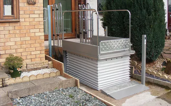 Step lift providing wheelchair access over steps